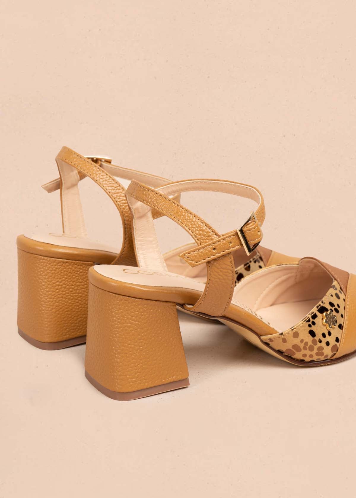 Tacones trabilla en cuero color miel con folia 105582