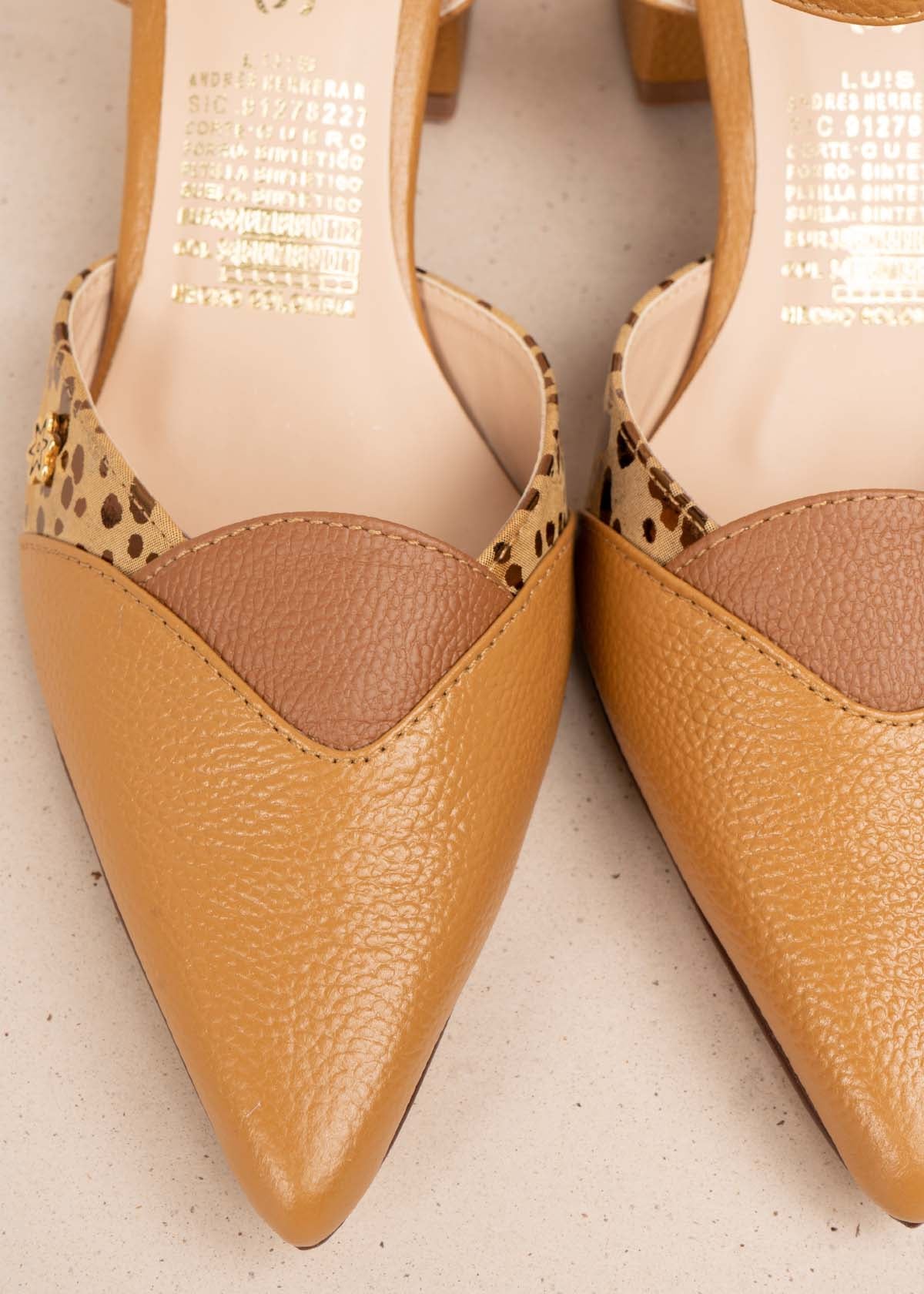 Tacones trabilla en cuero color miel con folia 105582