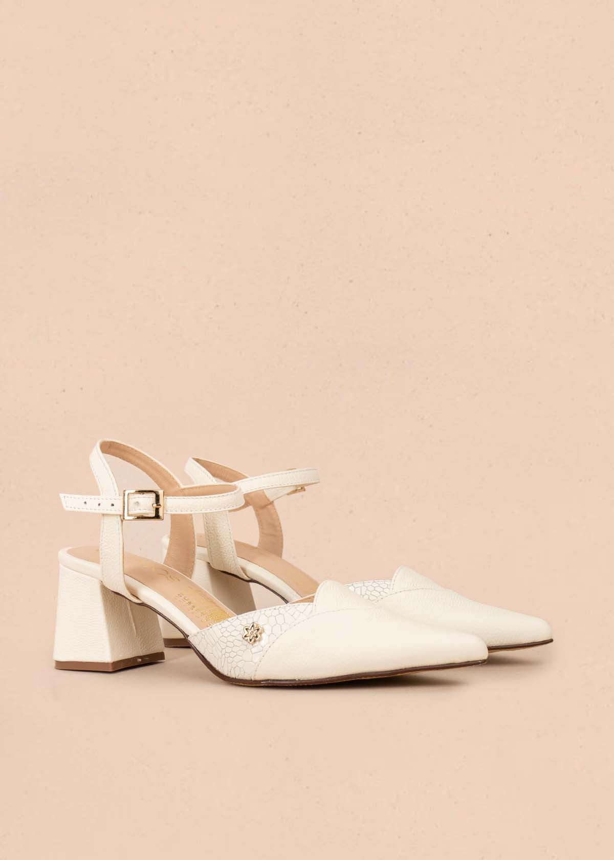 Tacones trabilla en cuero color talco con folia 105582