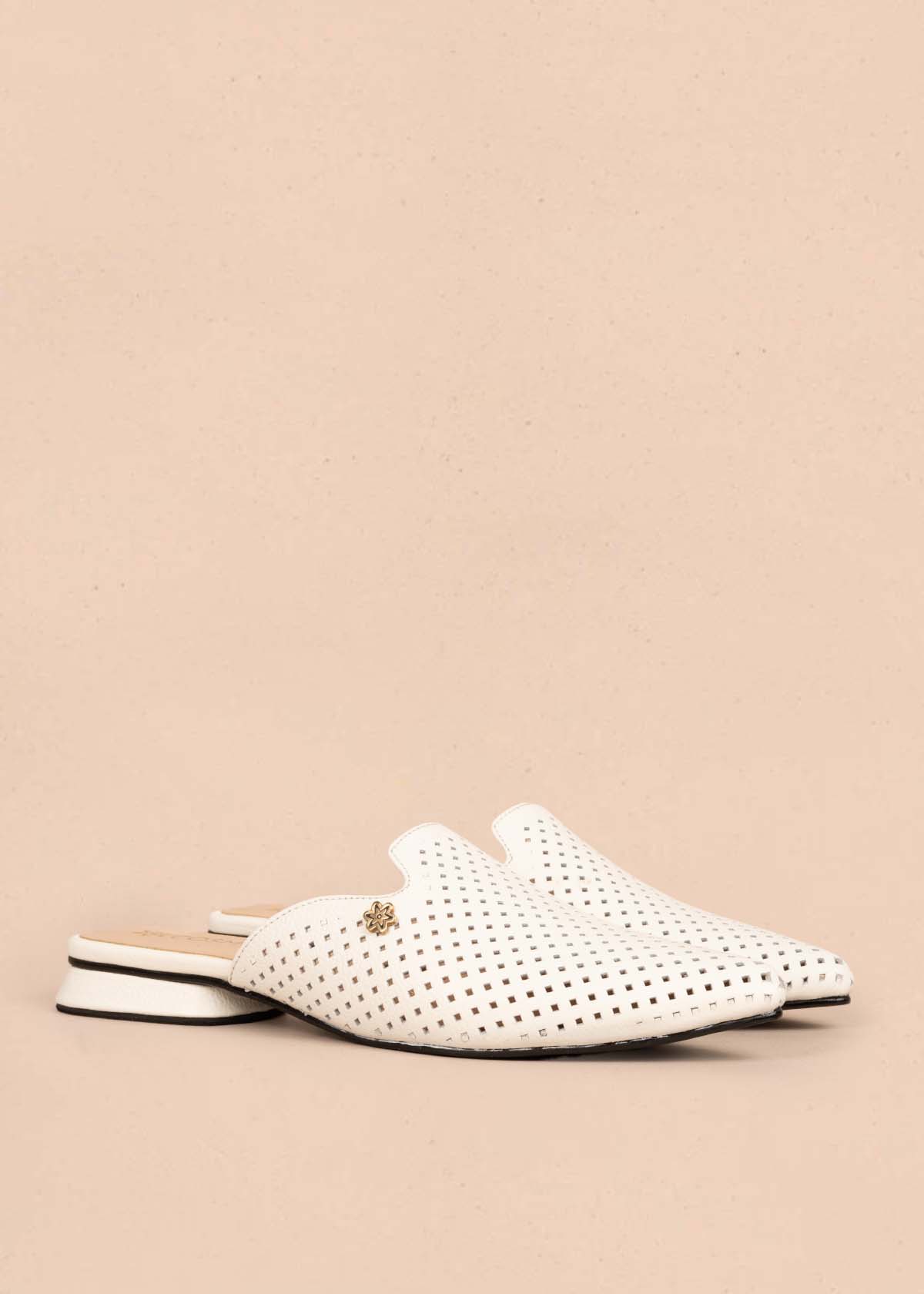 Zuecos en cuero color talco con perforaciones 105583