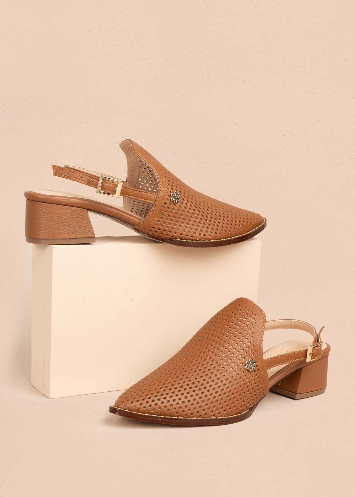 Tacones trabilla en cuero color miel con perforaciones 105584