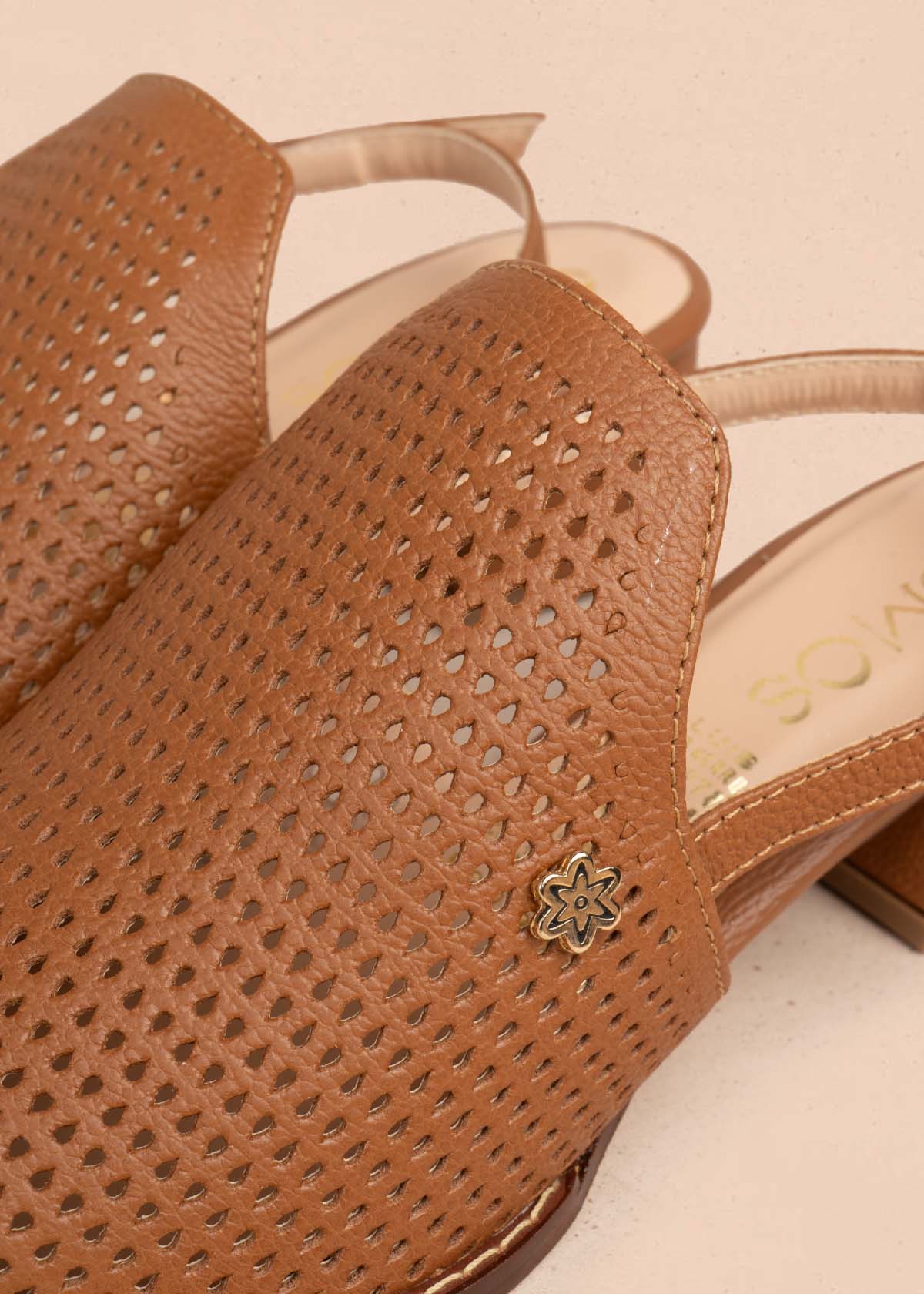 Tacones trabilla en cuero color miel con perforaciones 105584