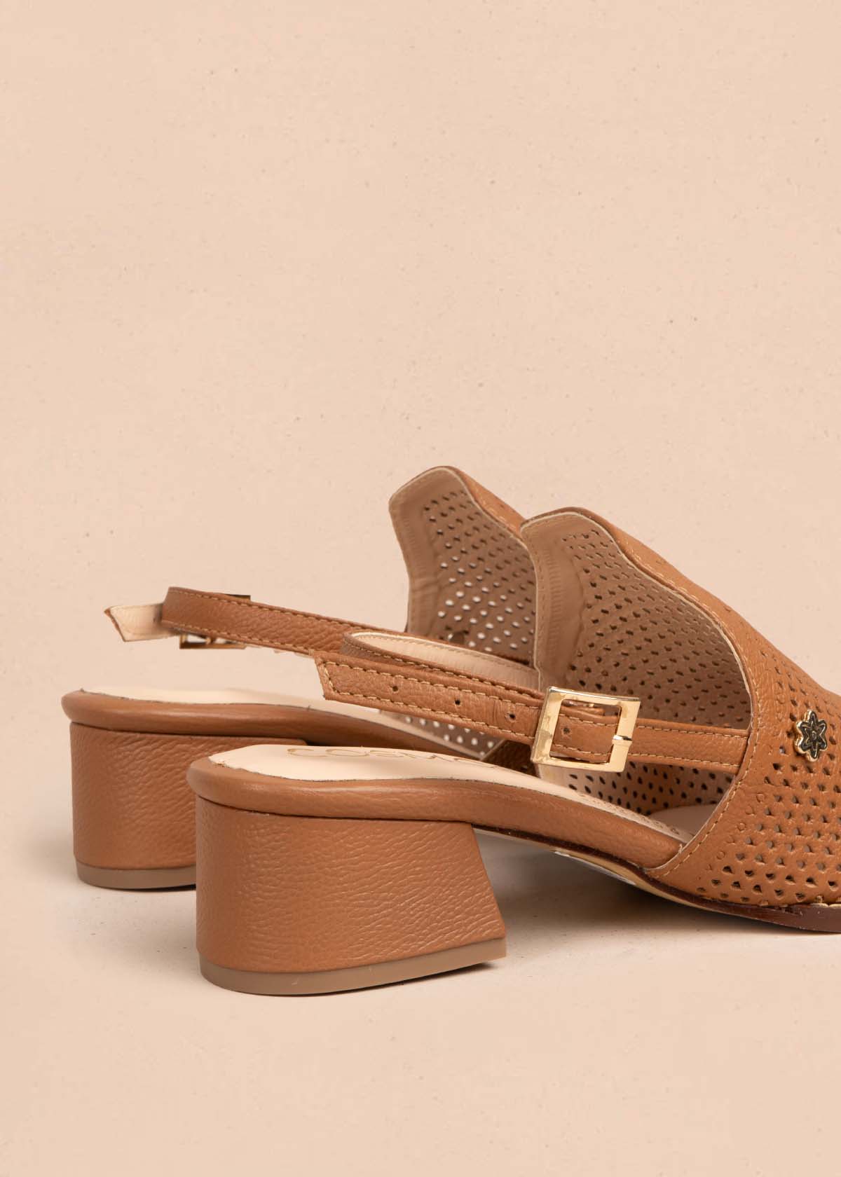 Tacones trabilla en cuero color miel con perforaciones 105584