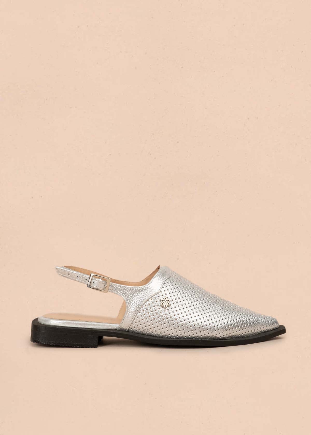 Tacones trabilla en cuero color plata con perforaciones 105586