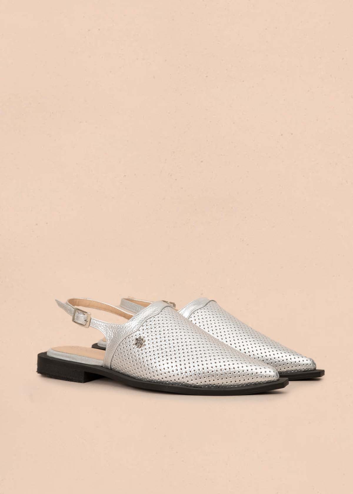 Tacones trabilla en cuero color plata con perforaciones 105586
