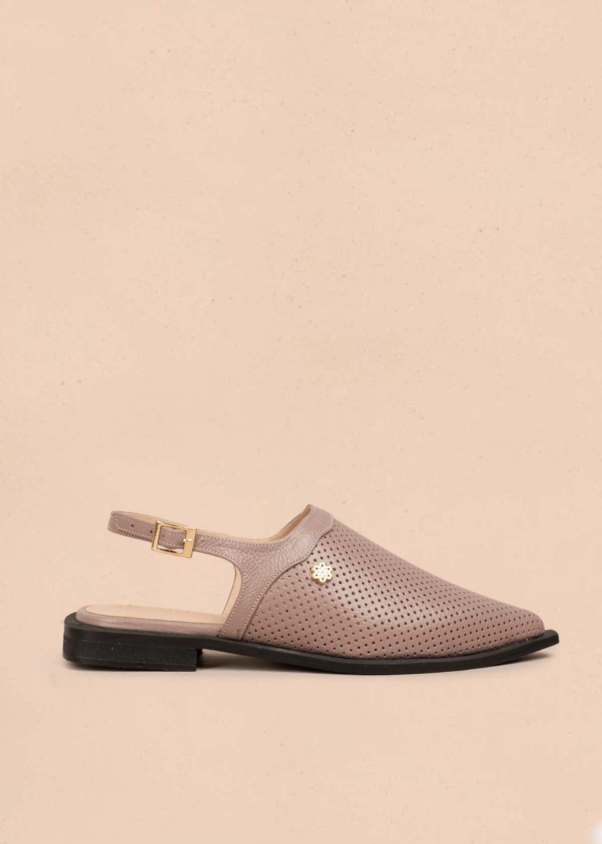 Tacones trabilla en cuero color taupe con perforaciones 105586