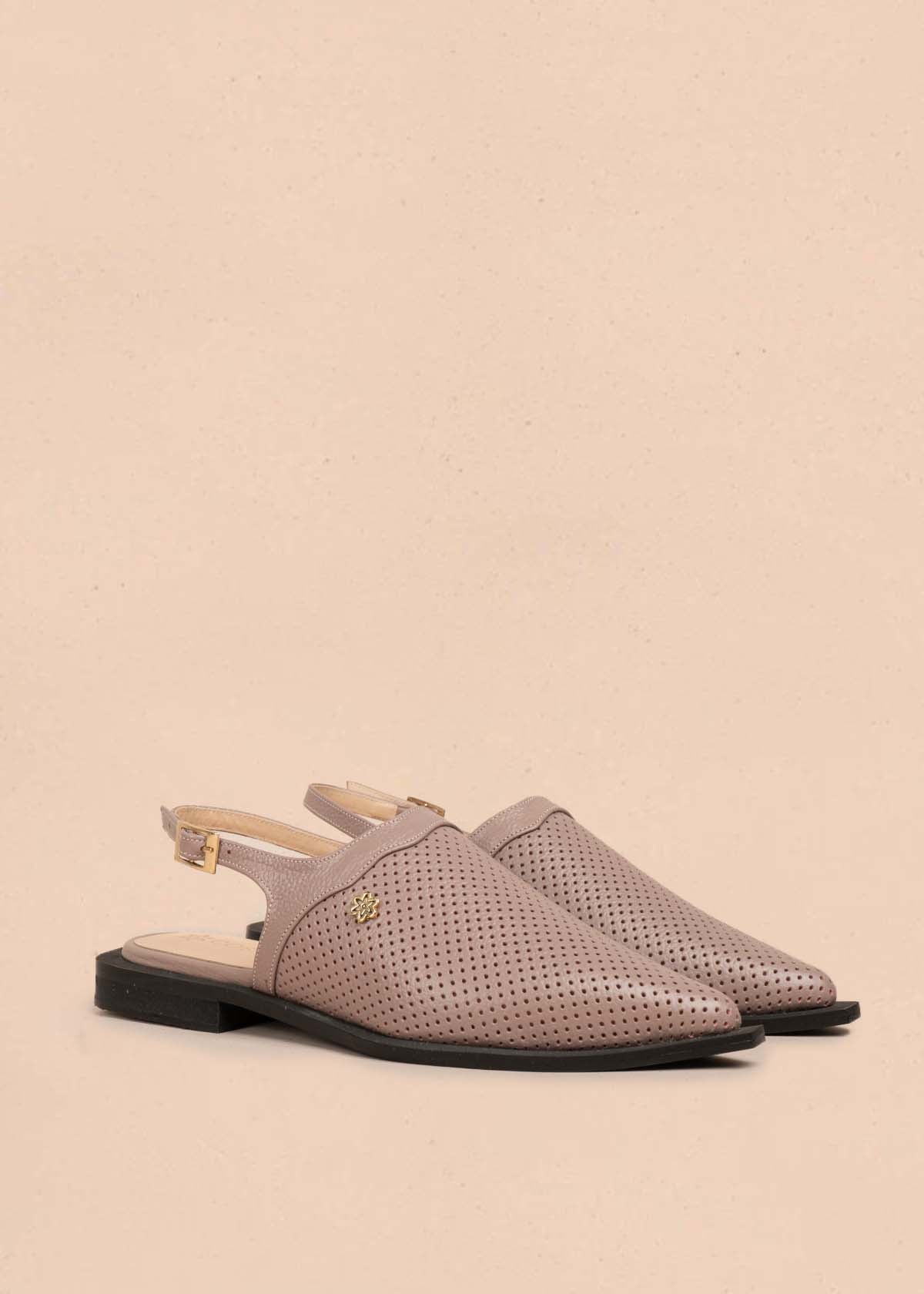 Tacones trabilla en cuero color taupe con perforaciones 105586