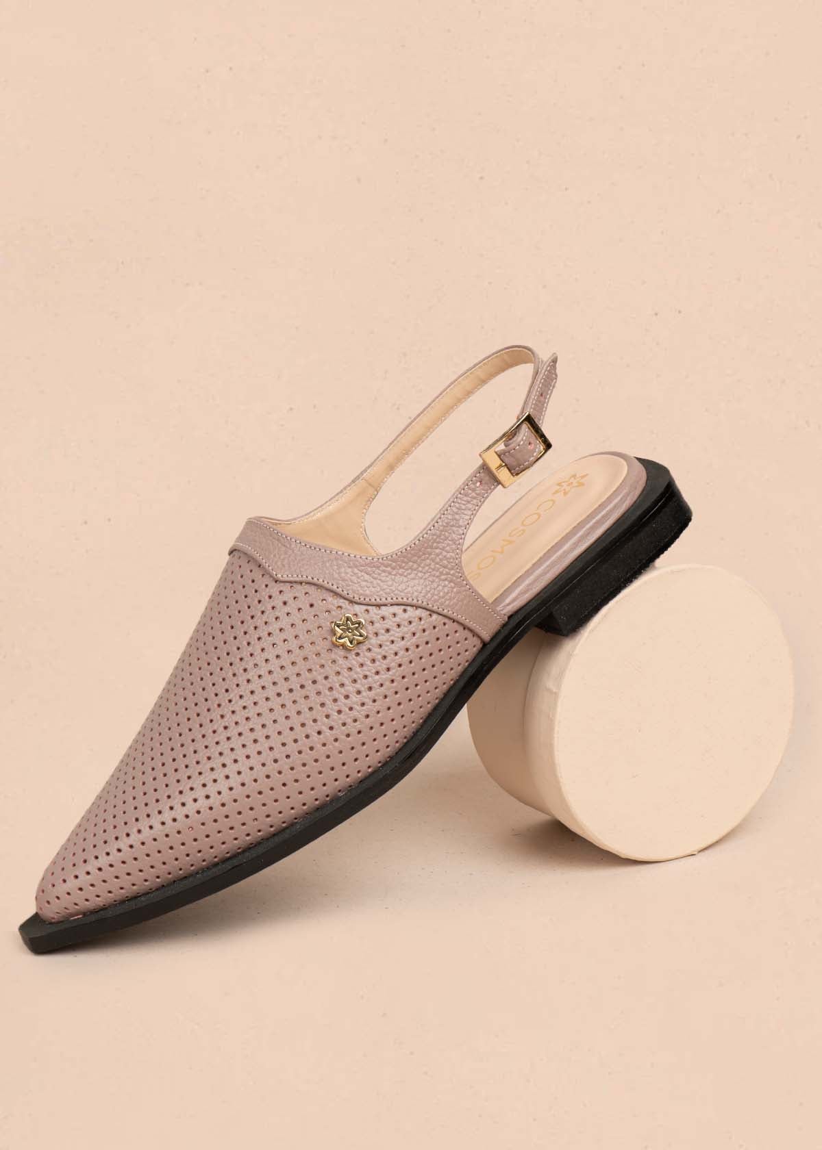 Tacones trabilla en cuero color taupe con perforaciones 105586