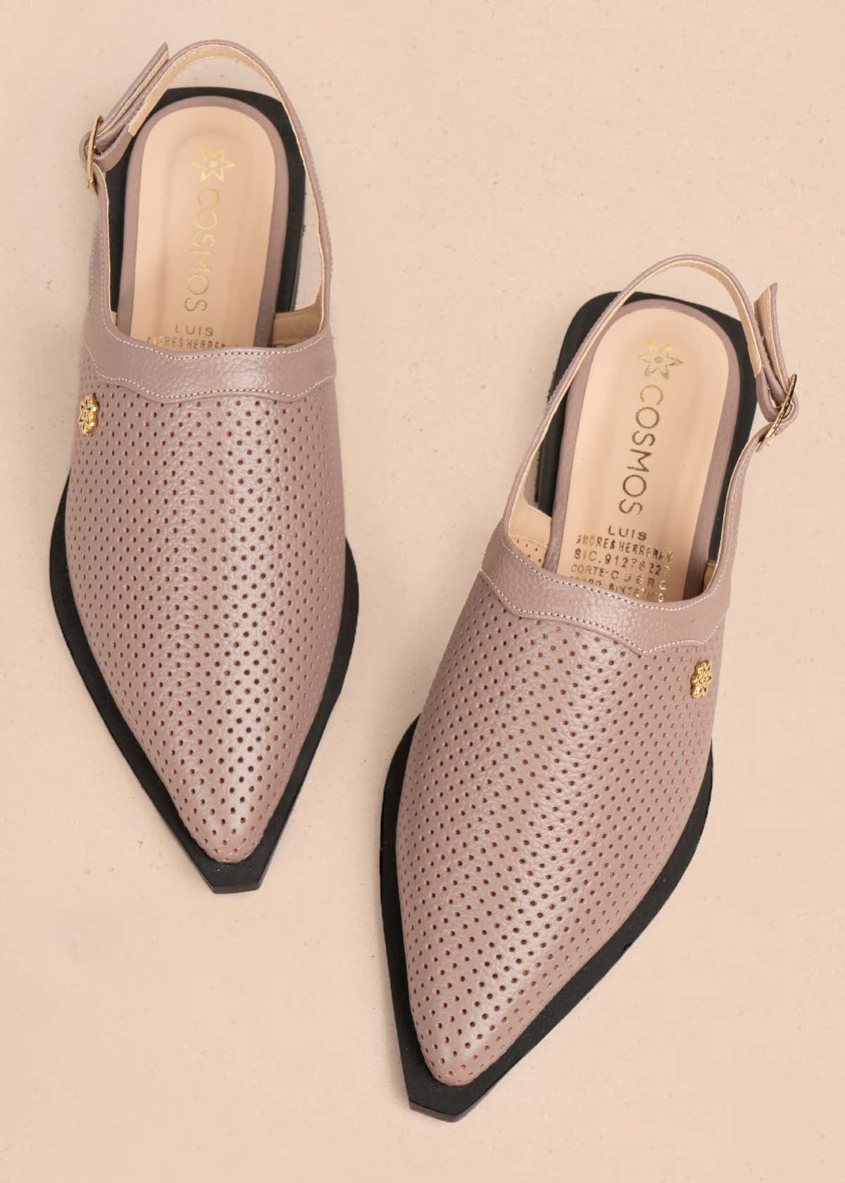 Tacones trabilla en cuero color taupe con perforaciones 105586