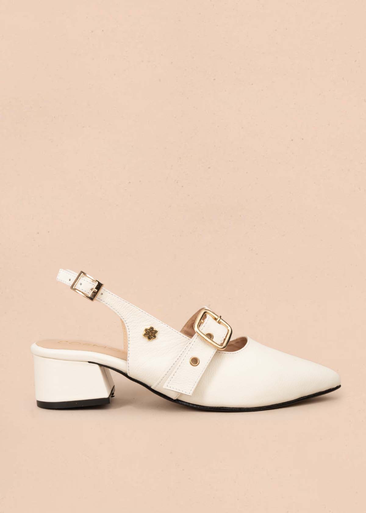 Tacones trabilla en cuero color talco con correa 105587