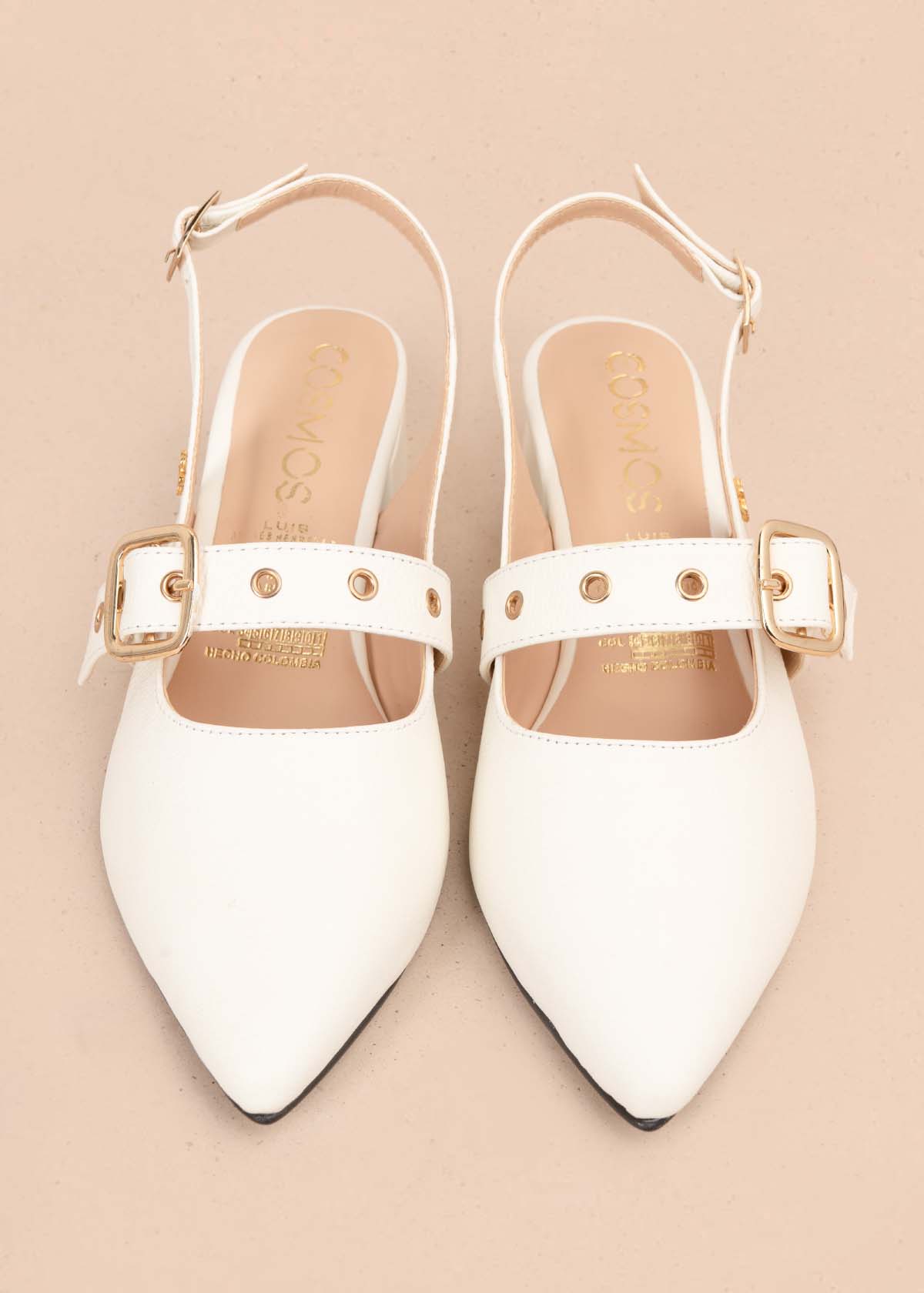 Tacones trabilla en cuero color talco con correa 105587