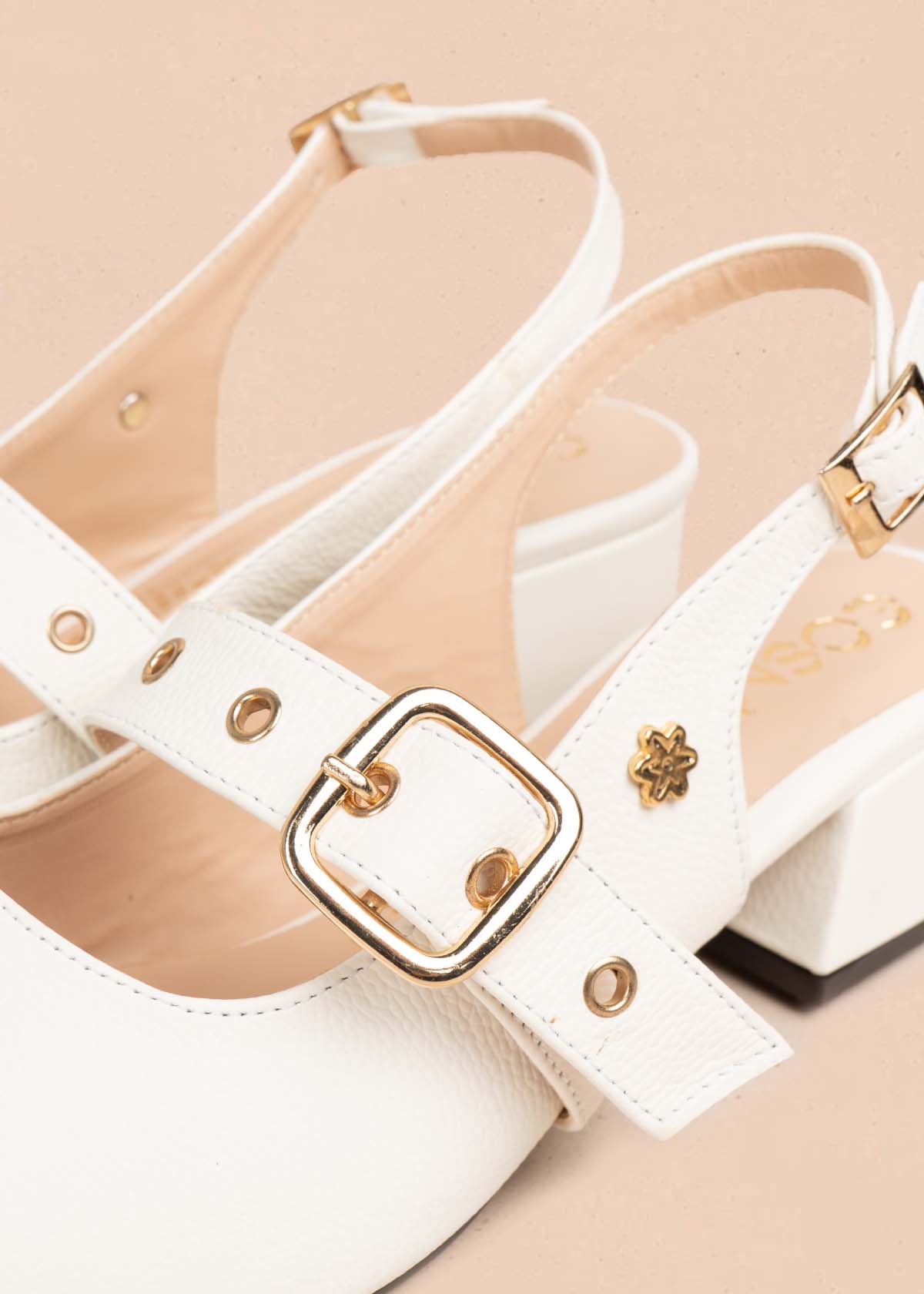 Tacones trabilla en cuero color talco con correa 105587