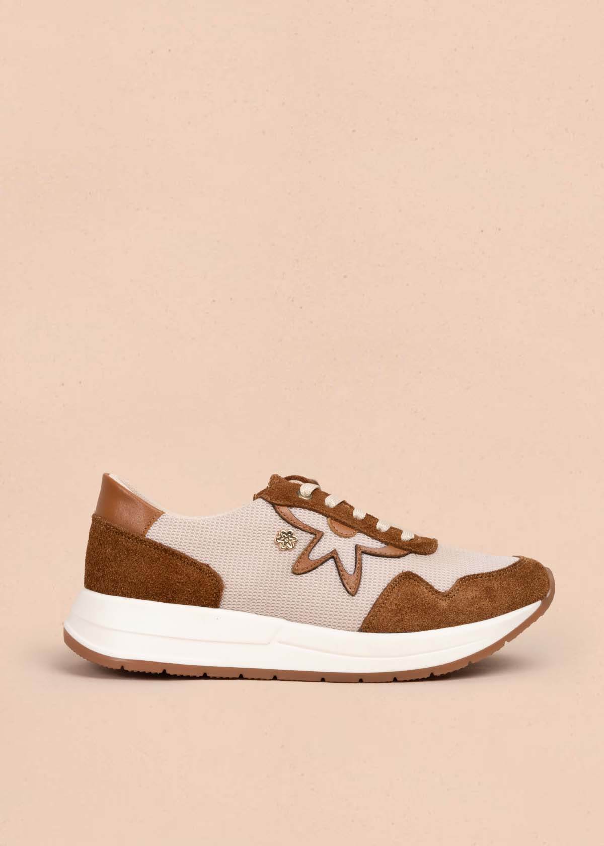 Tenis casuales en cuero color miel con átomo cosmos 105589