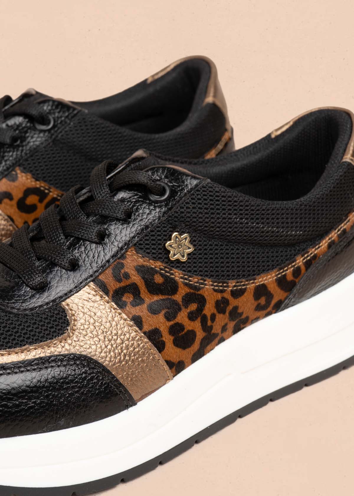 Tenis casuales en cuero color negro con folia animal print 105591