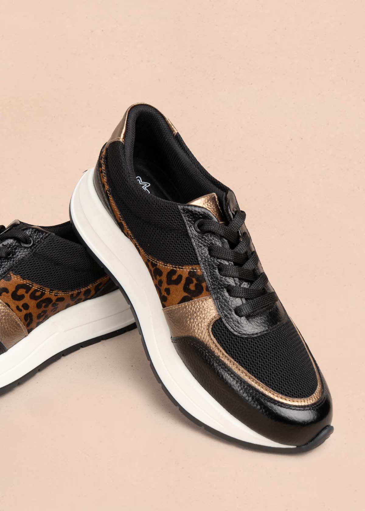 Tenis casuales en cuero color negro con folia animal print 105591