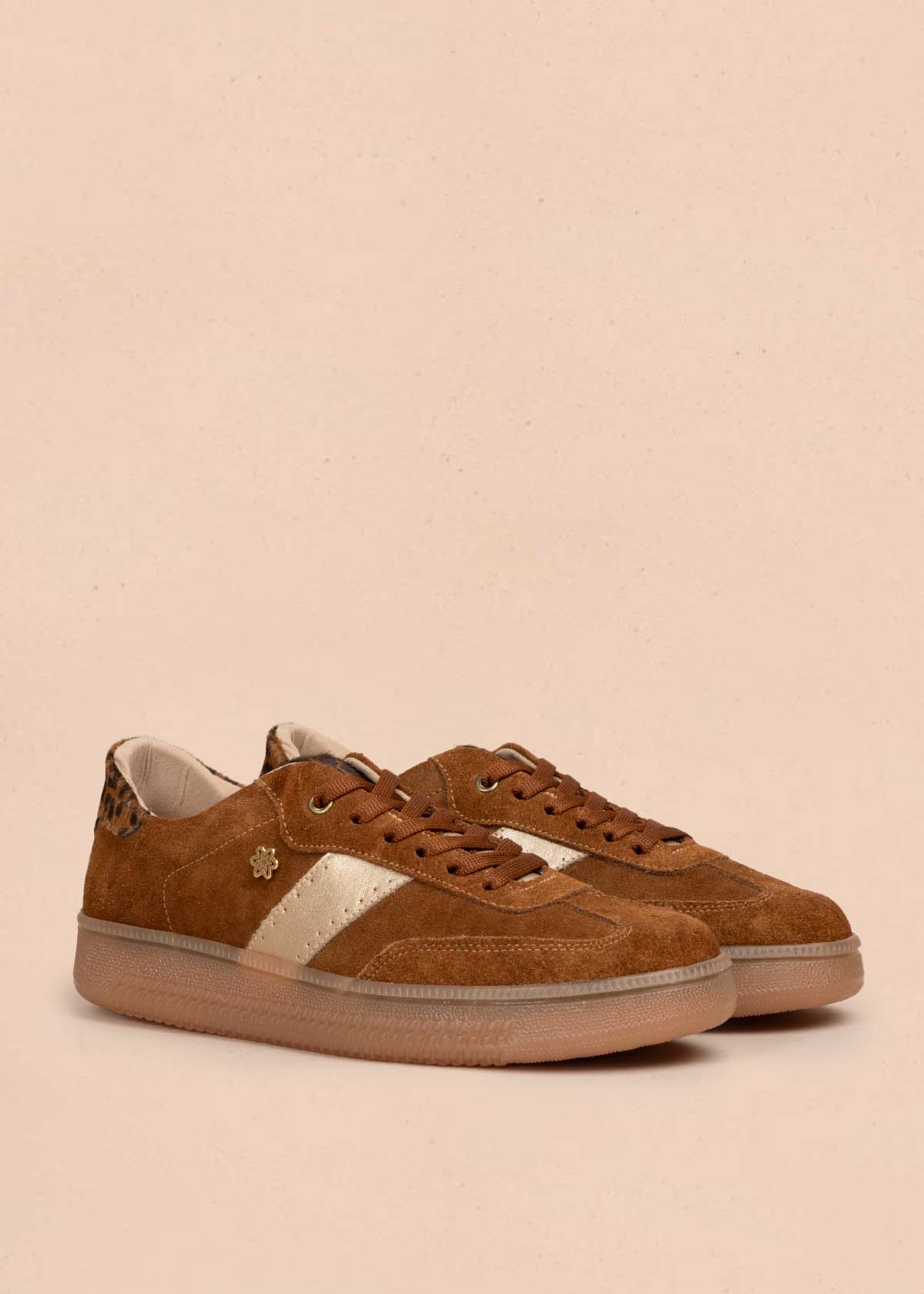 Tenis casuales en cuero color miel con folia animal print 105594