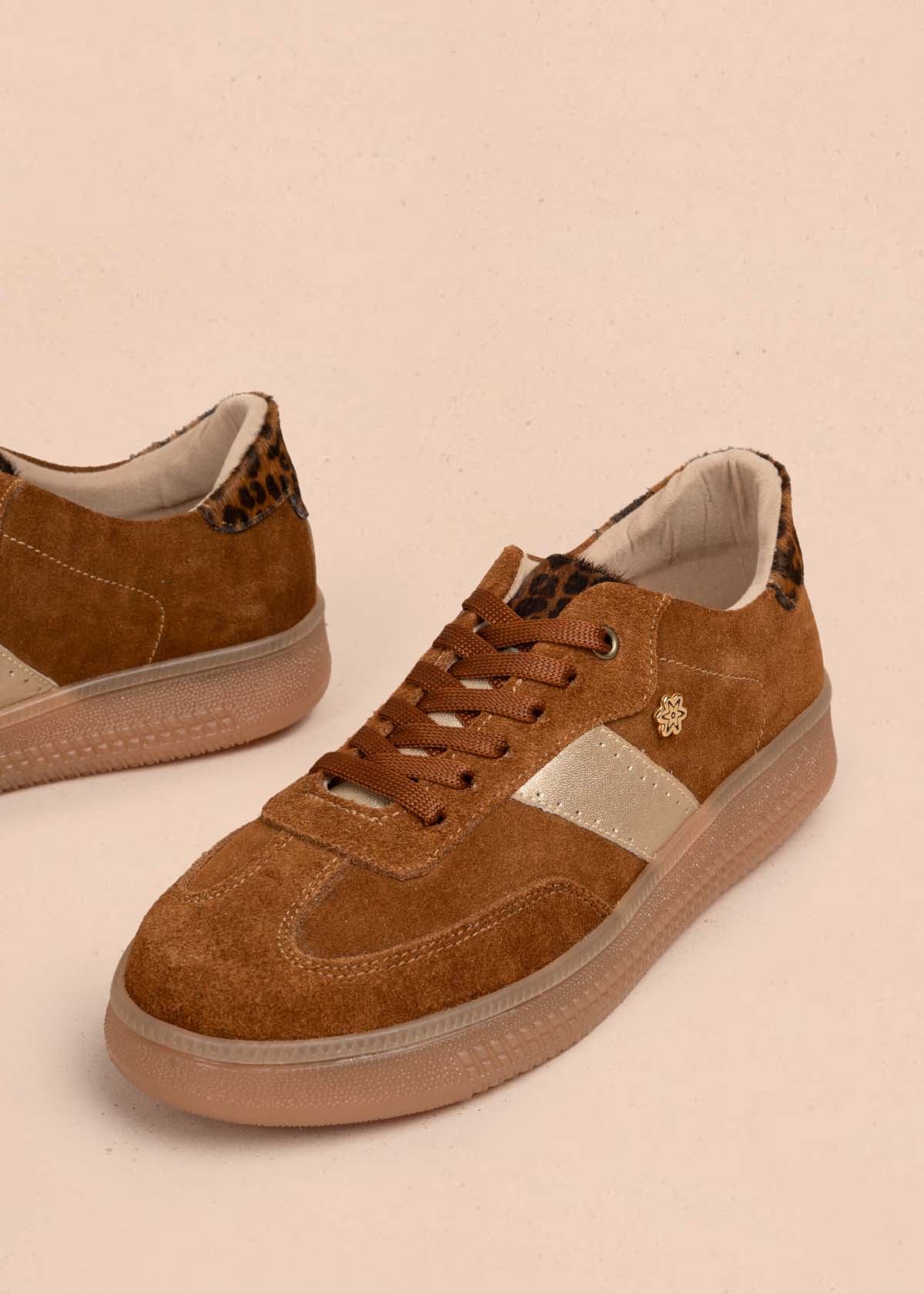 Tenis casuales en cuero color miel con folia animal print 105594