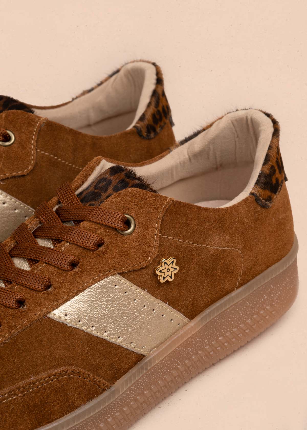 Tenis casuales en cuero color miel con folia animal print 105594