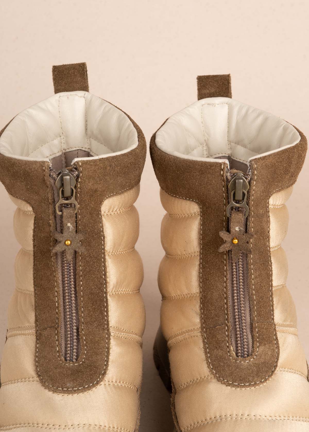 Botines en cuero color beige con cierre frontal 105596