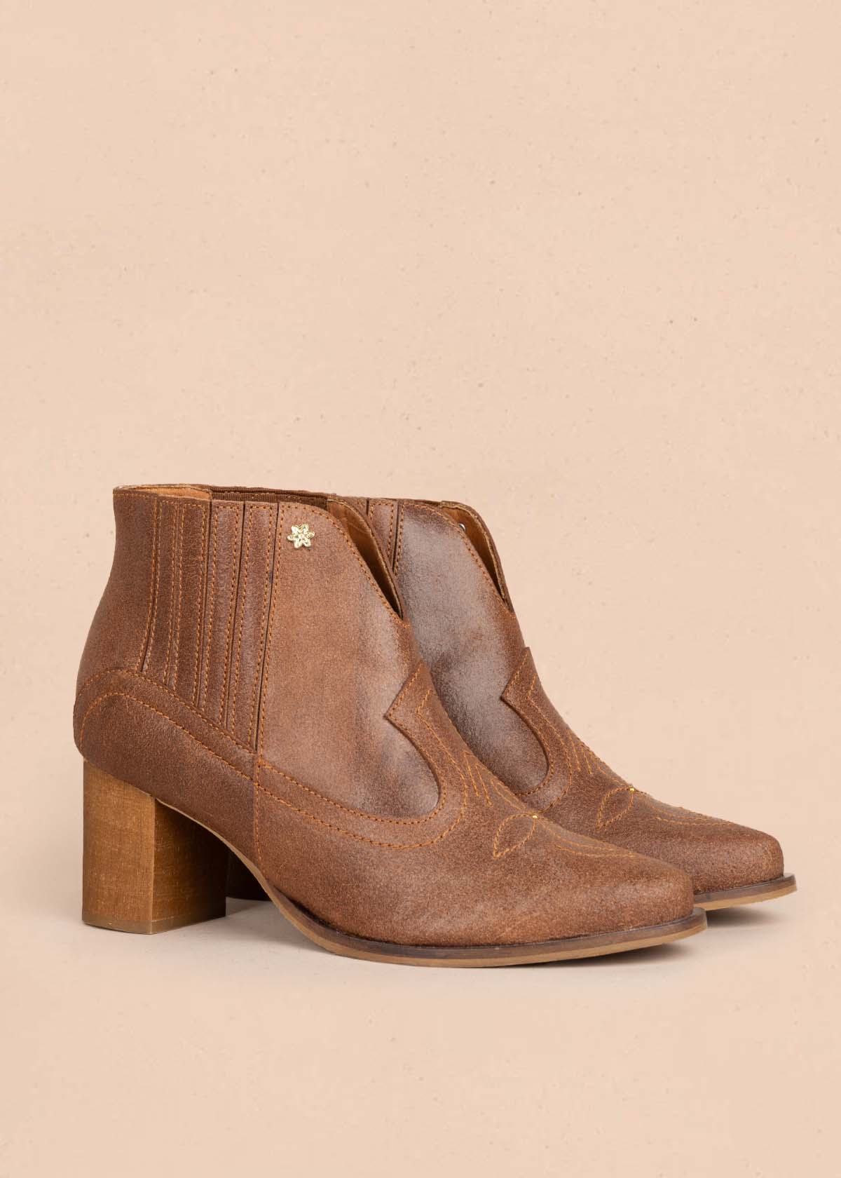 Botines en cuero color miel con bordado 105600