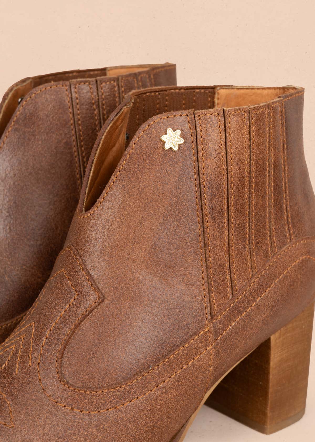 Botines en cuero color miel con bordado 105600