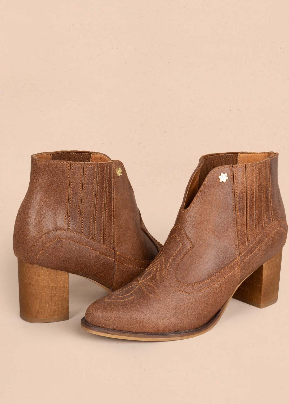 Botines en cuero color miel con bordado 105600
