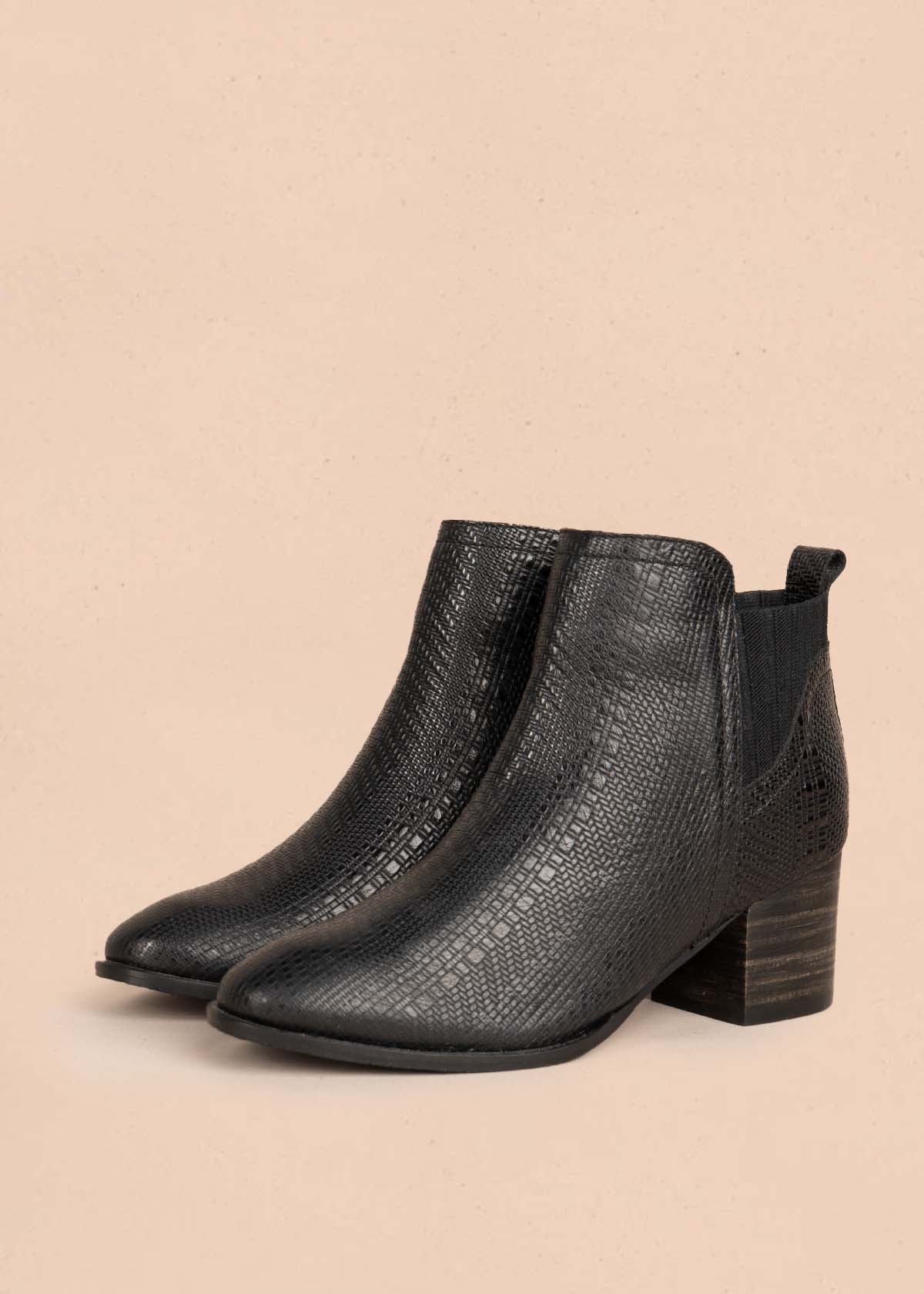 Botines en cuero color negro con resorte 105602