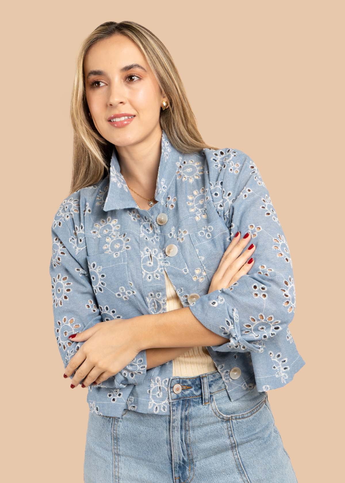 Chaqueta color azul con ojalillo y bordado 105609