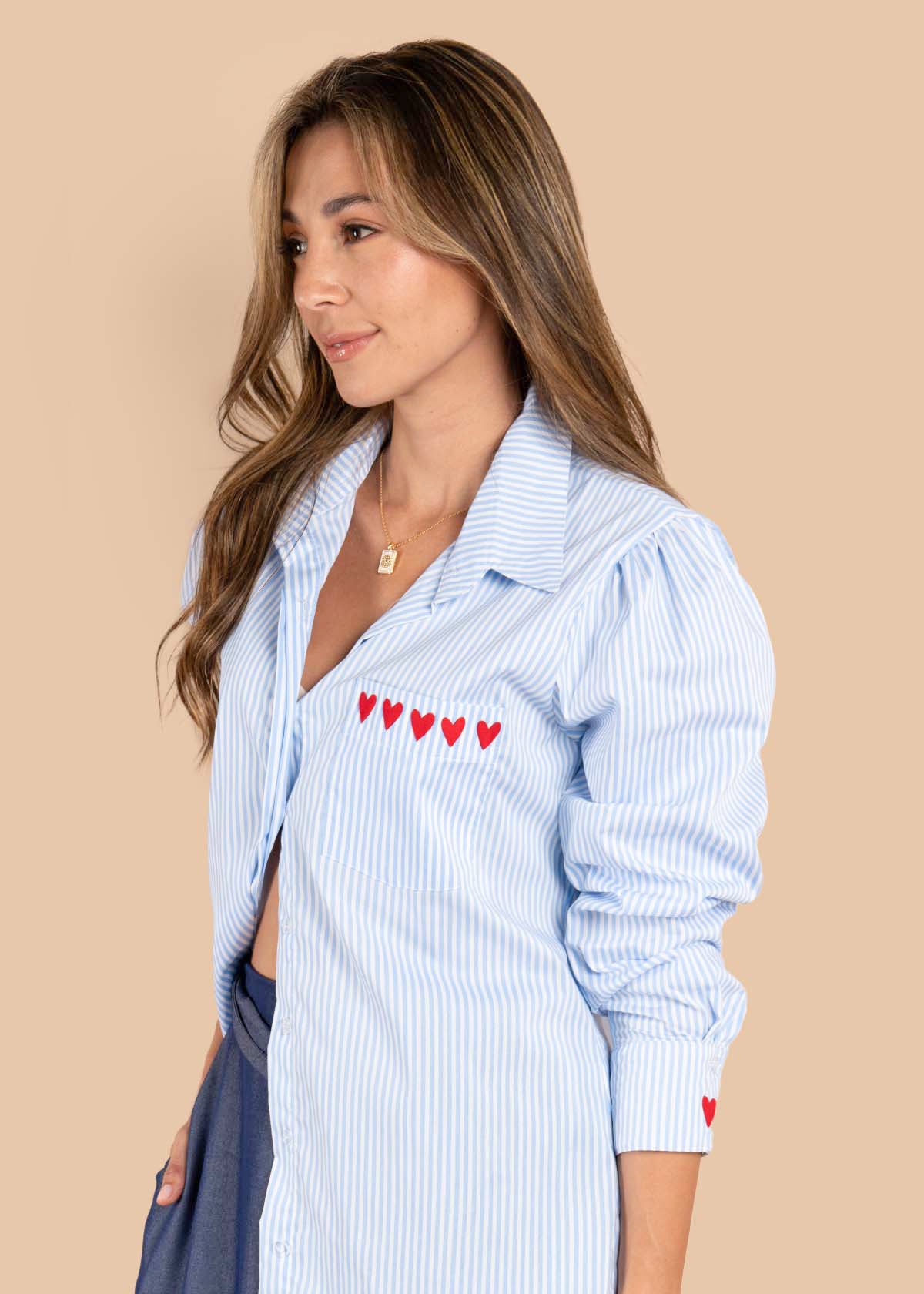 Blusa color azul claro con rayas y corazones 105611