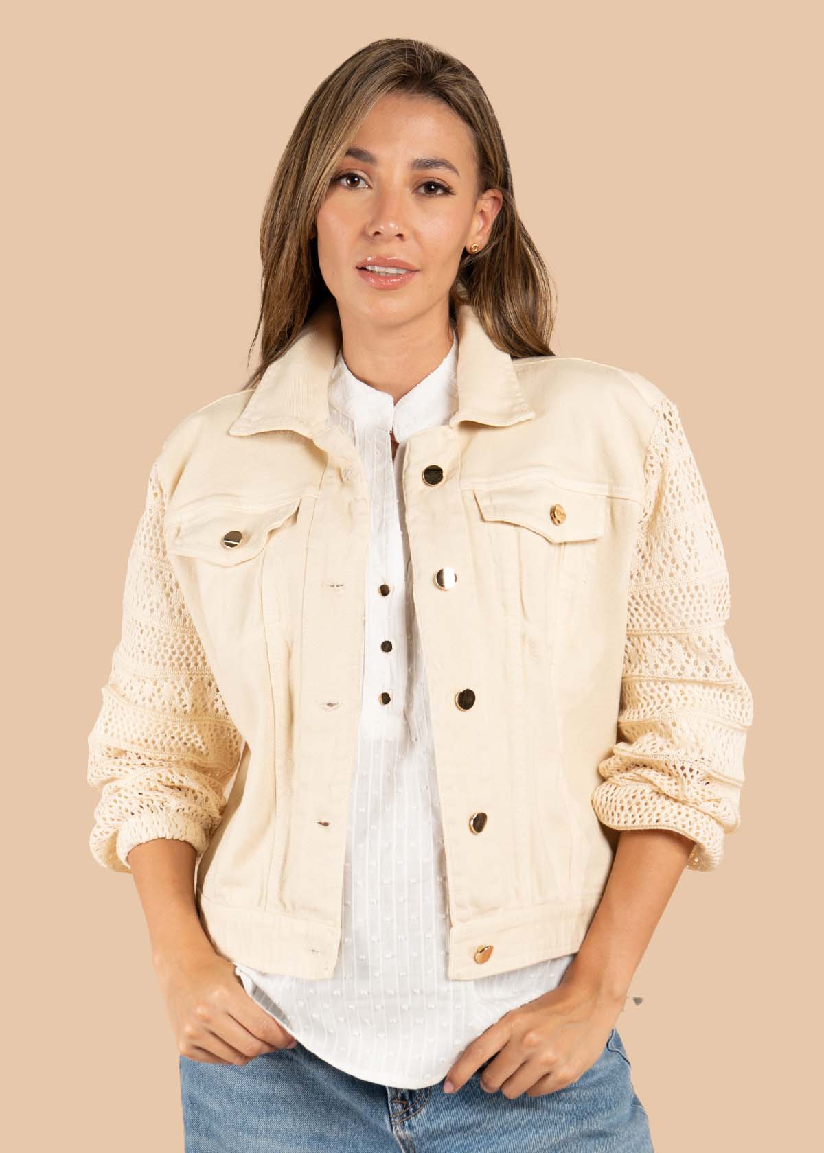 Chaqueta color beige con ojalillo 105613
