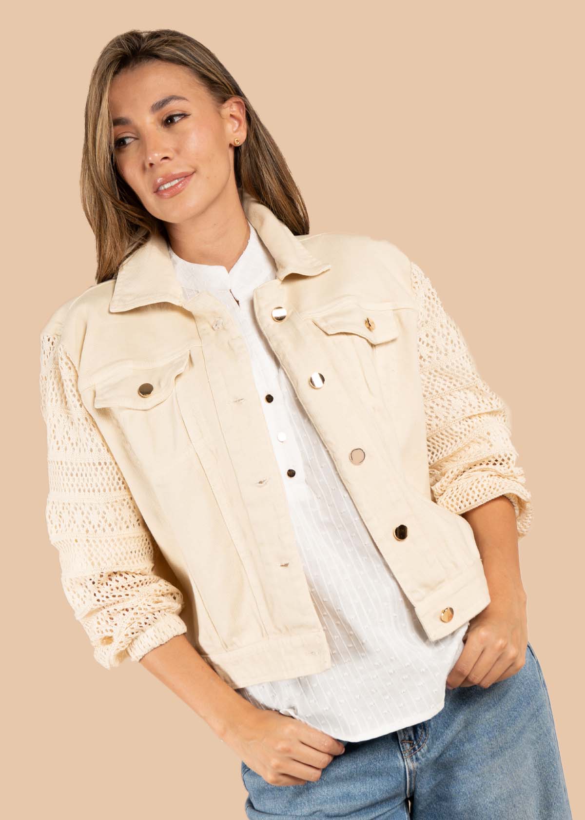Chaqueta color beige con ojalillo 105613