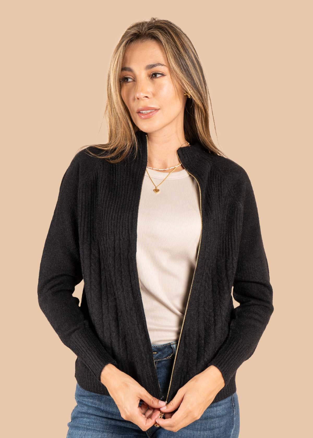Buzo color negro con cierre 105623