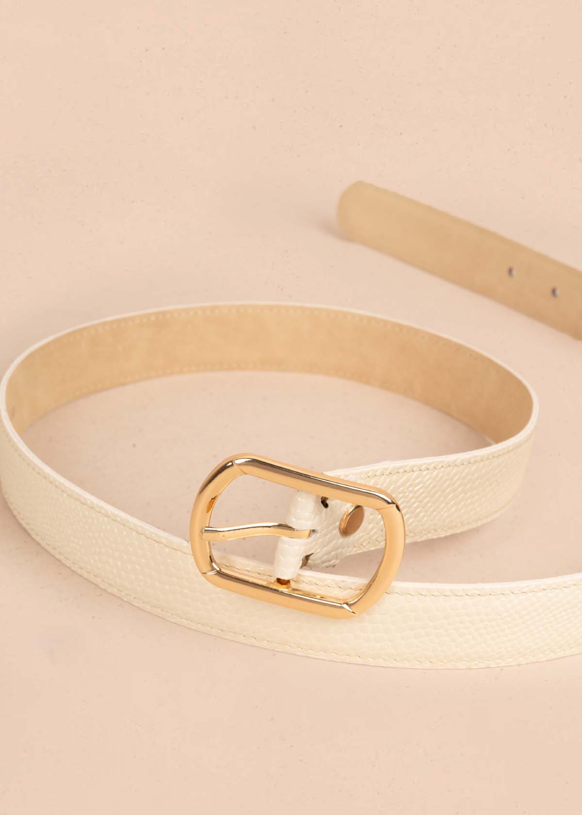 Cinturón en cuero color beige con textura croco 105640