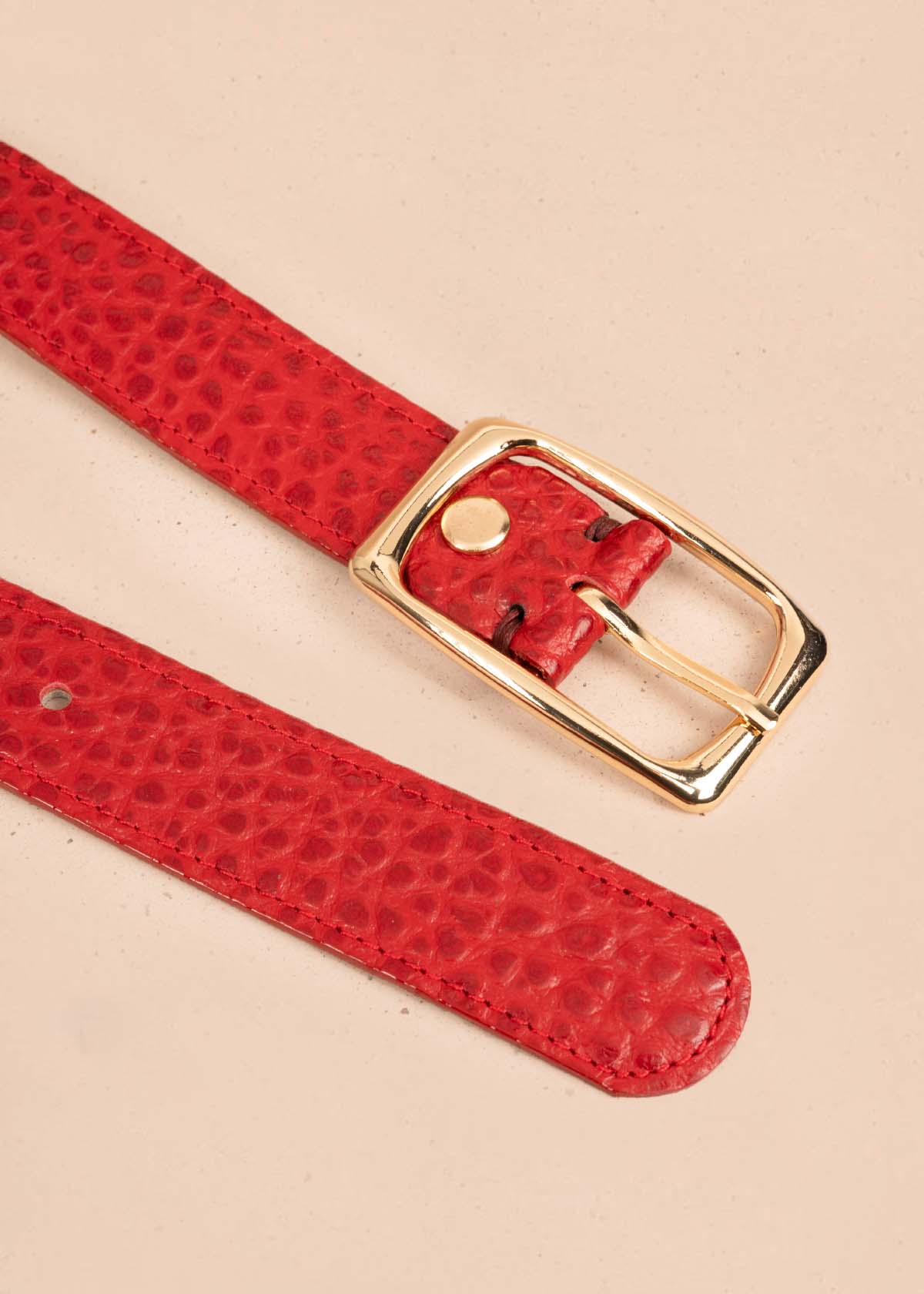 Cinturón en cuero color rojo con textura croco 105642