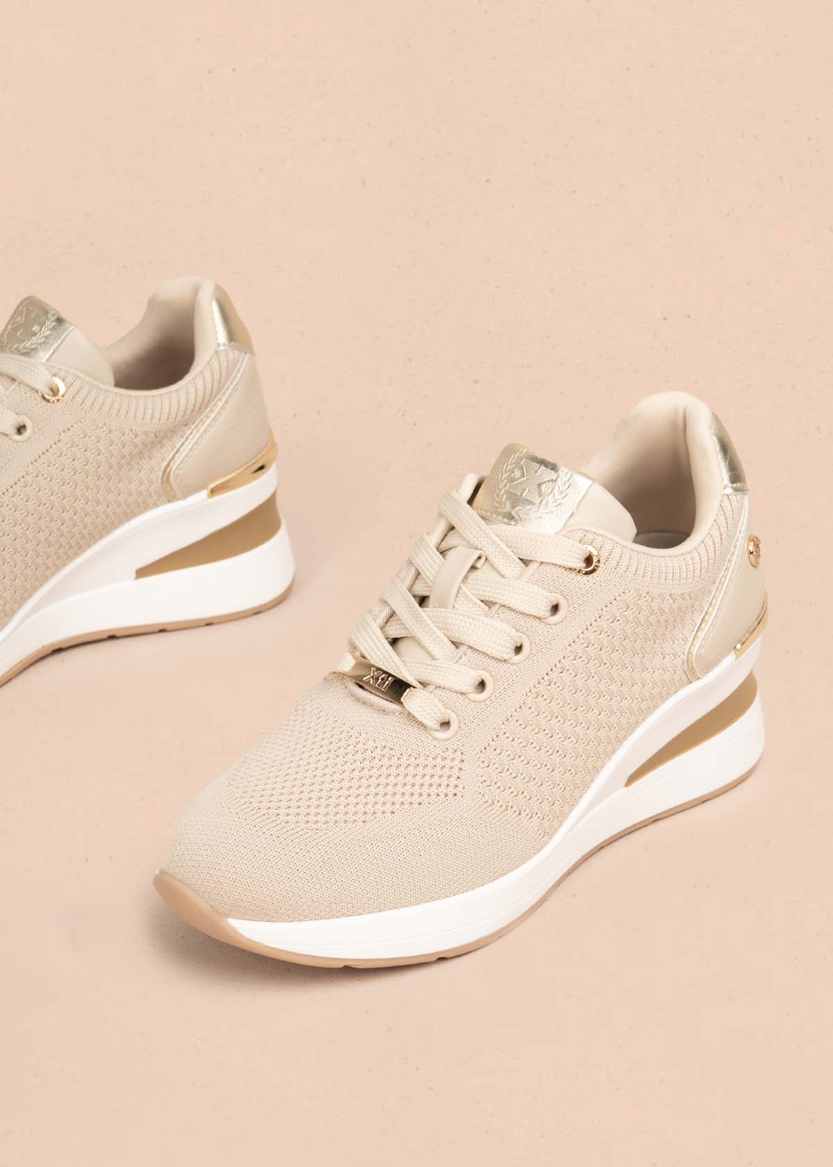 Tenis casuales color beige 105697