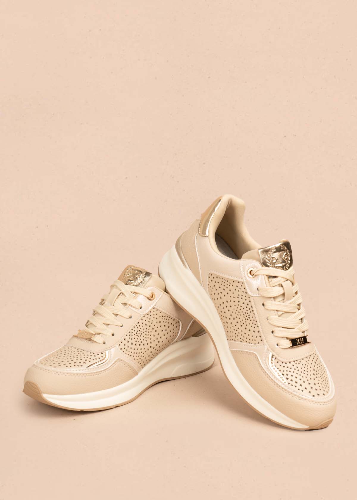 Tenis casuales color beige con perforaciones 105698
