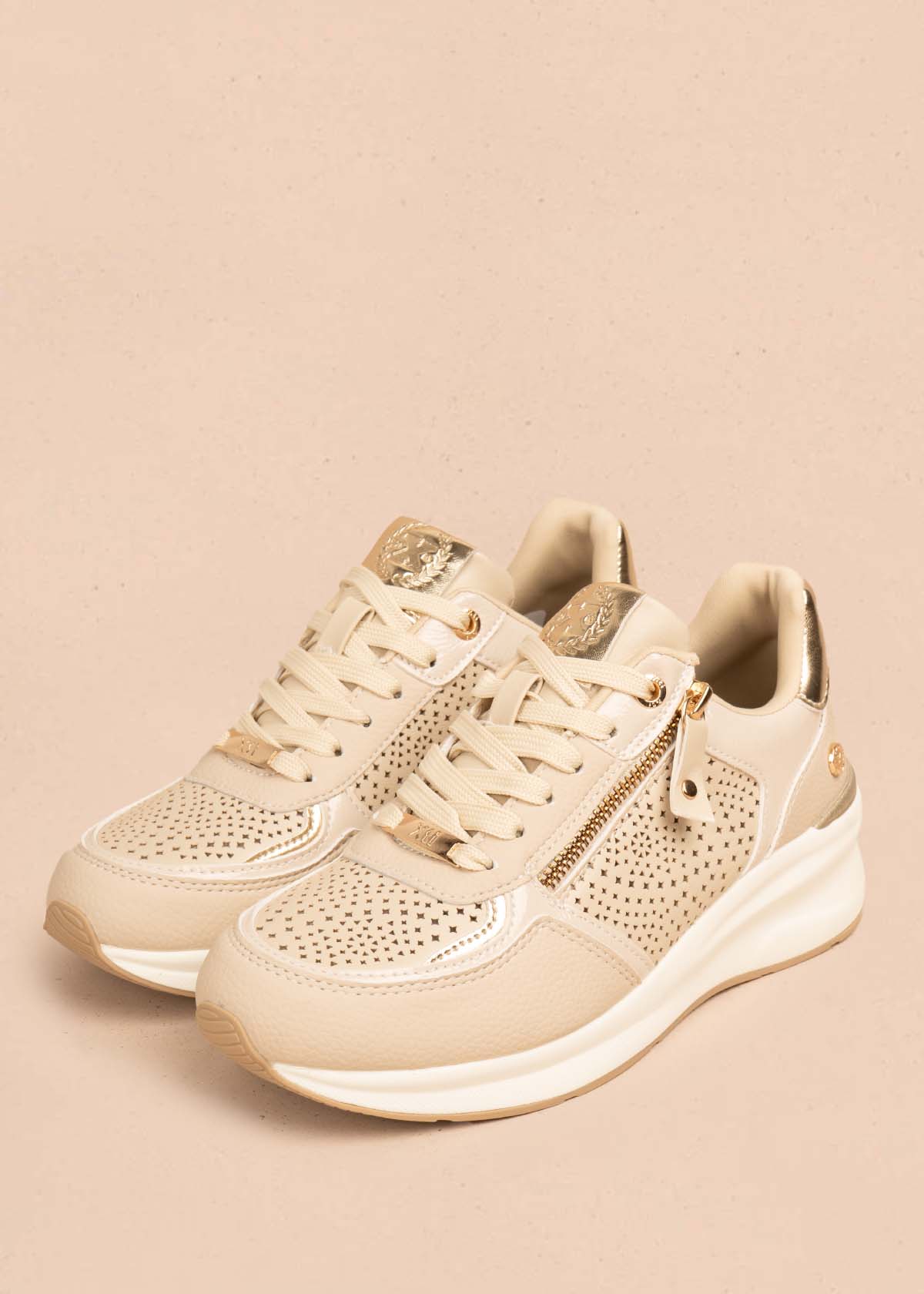 Tenis casuales color beige con perforaciones 105698