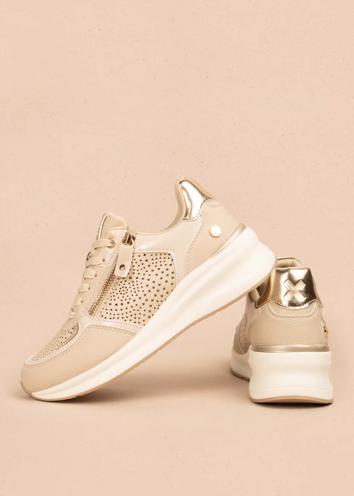 Tenis casuales color beige con perforaciones 105698