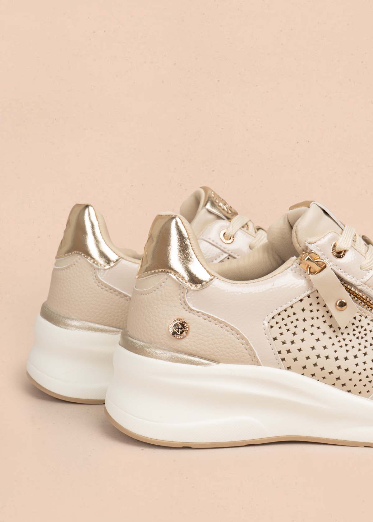 Tenis casuales color beige con perforaciones 105698