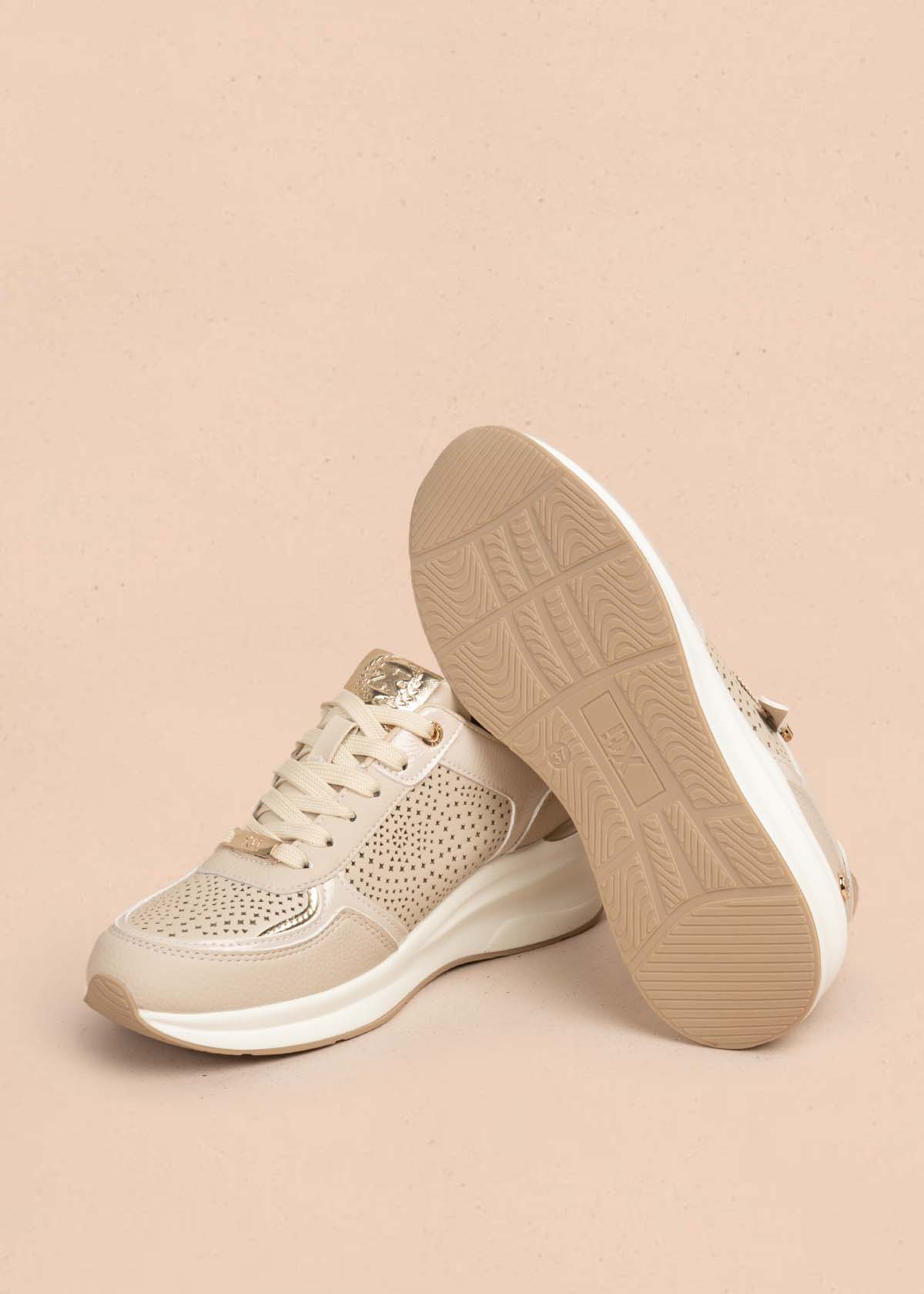 Tenis casuales color beige con perforaciones 105698
