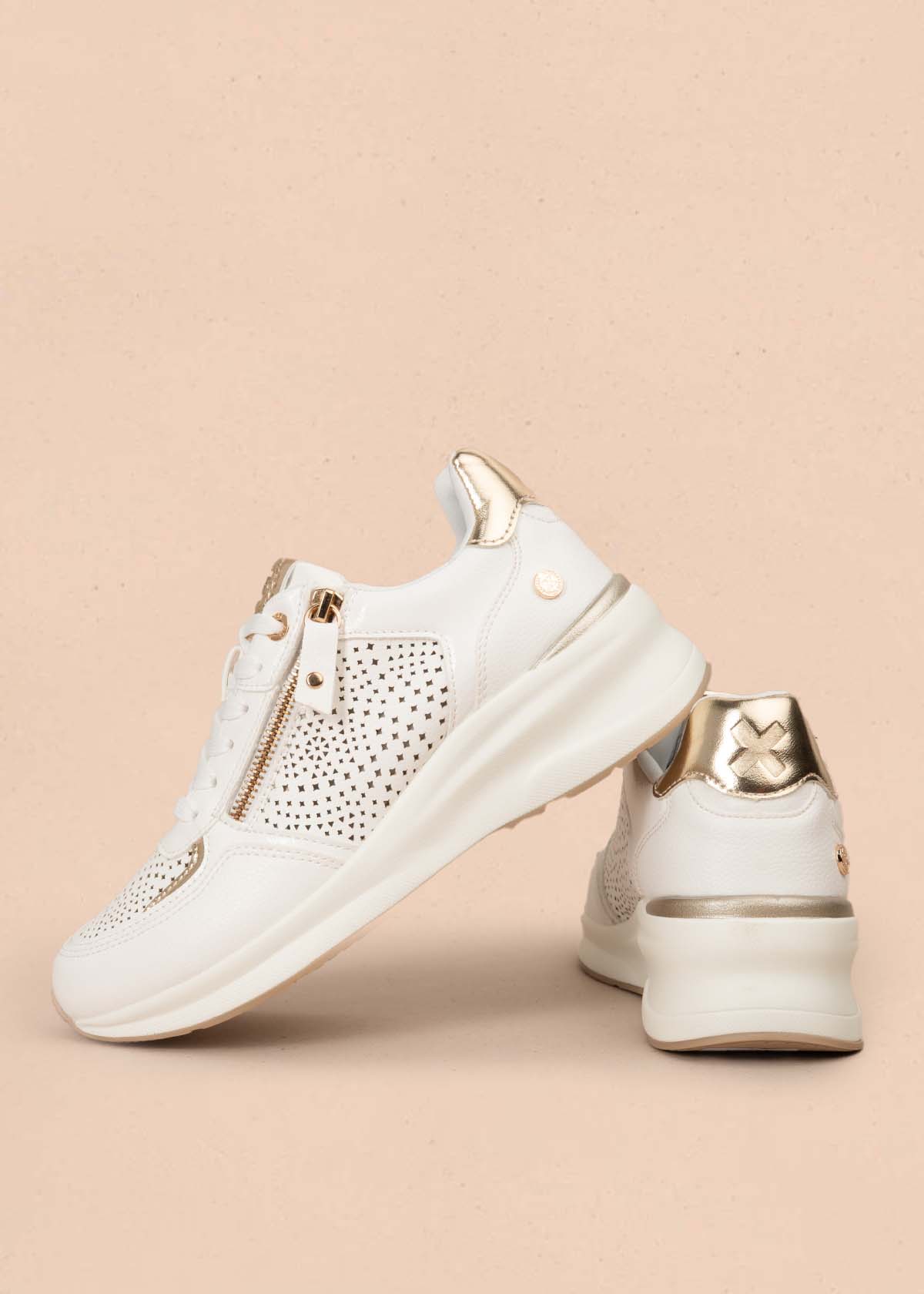 Tenis casuales color blanco con perforaciones 105698