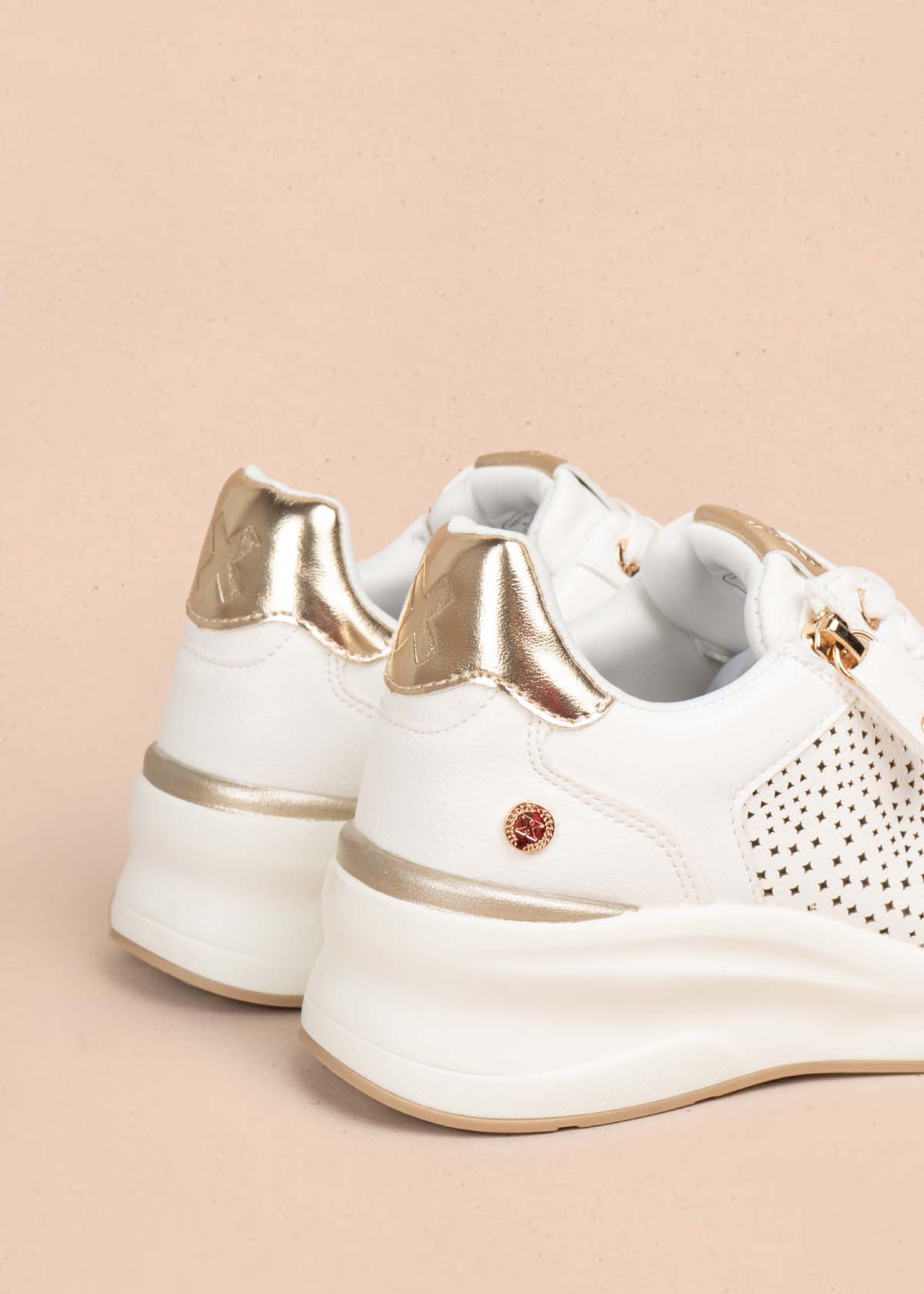 Tenis casuales color blanco con perforaciones 105698