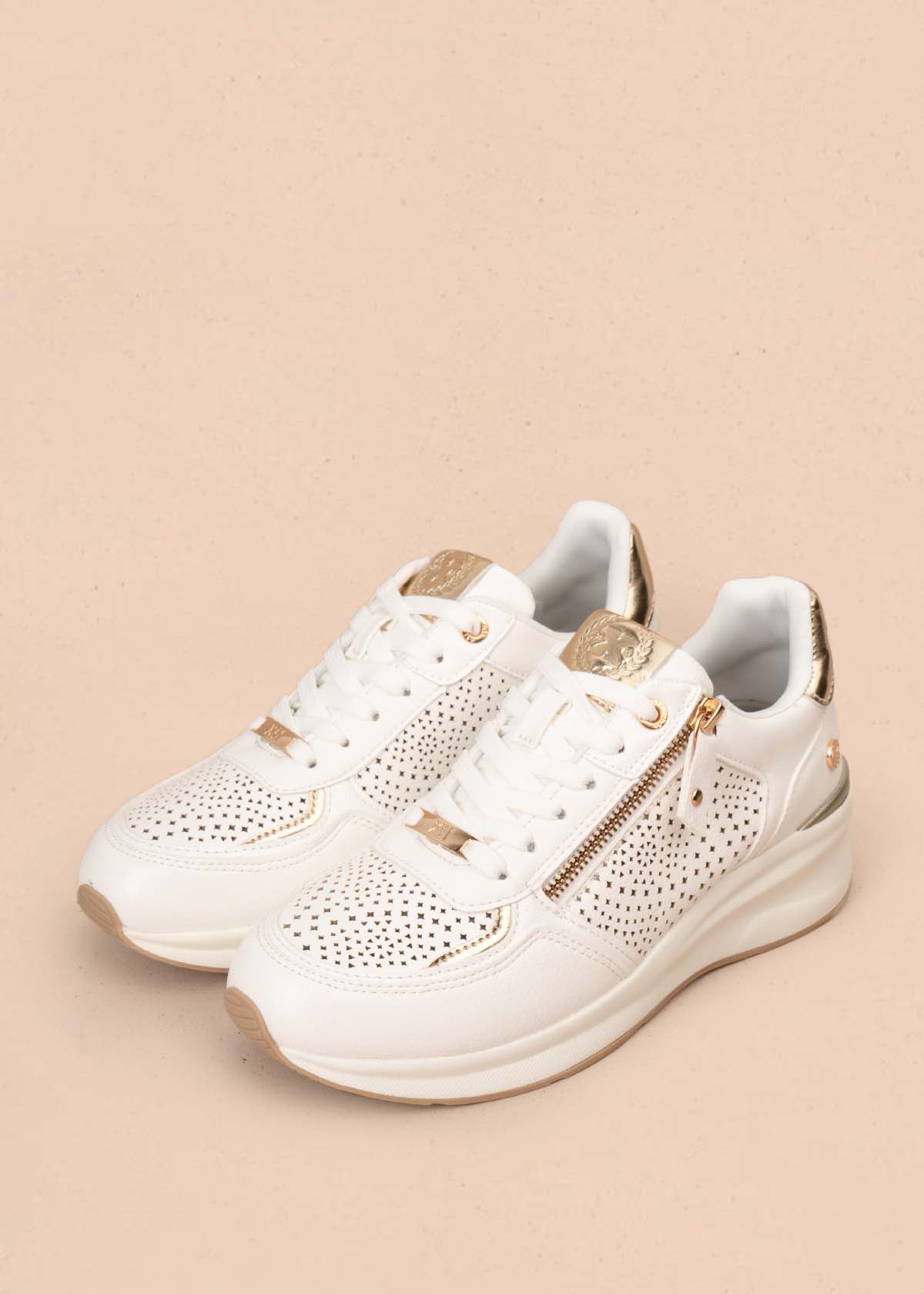 Tenis casuales color blanco con perforaciones 105698