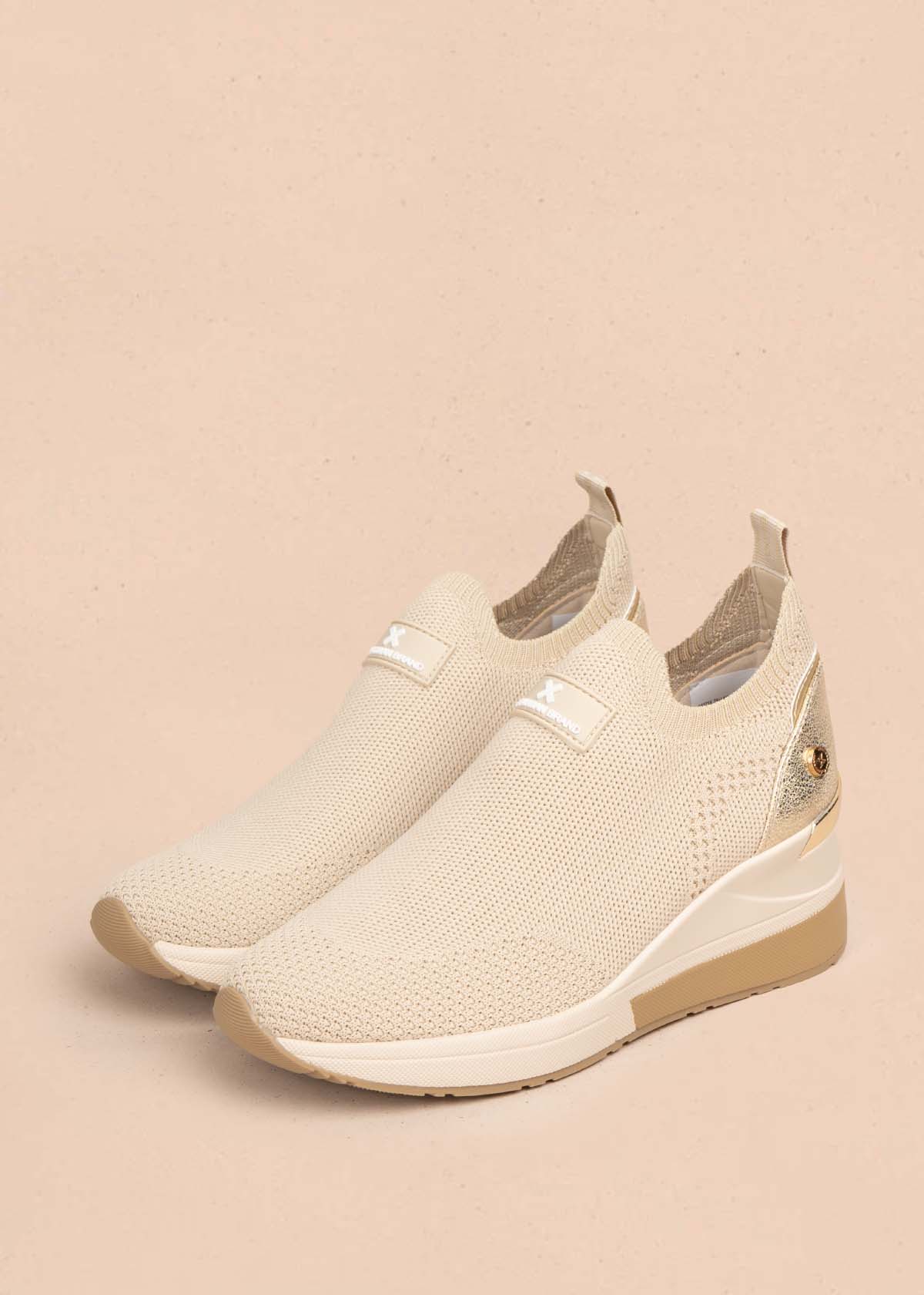 Tenis casuales color beige 105699