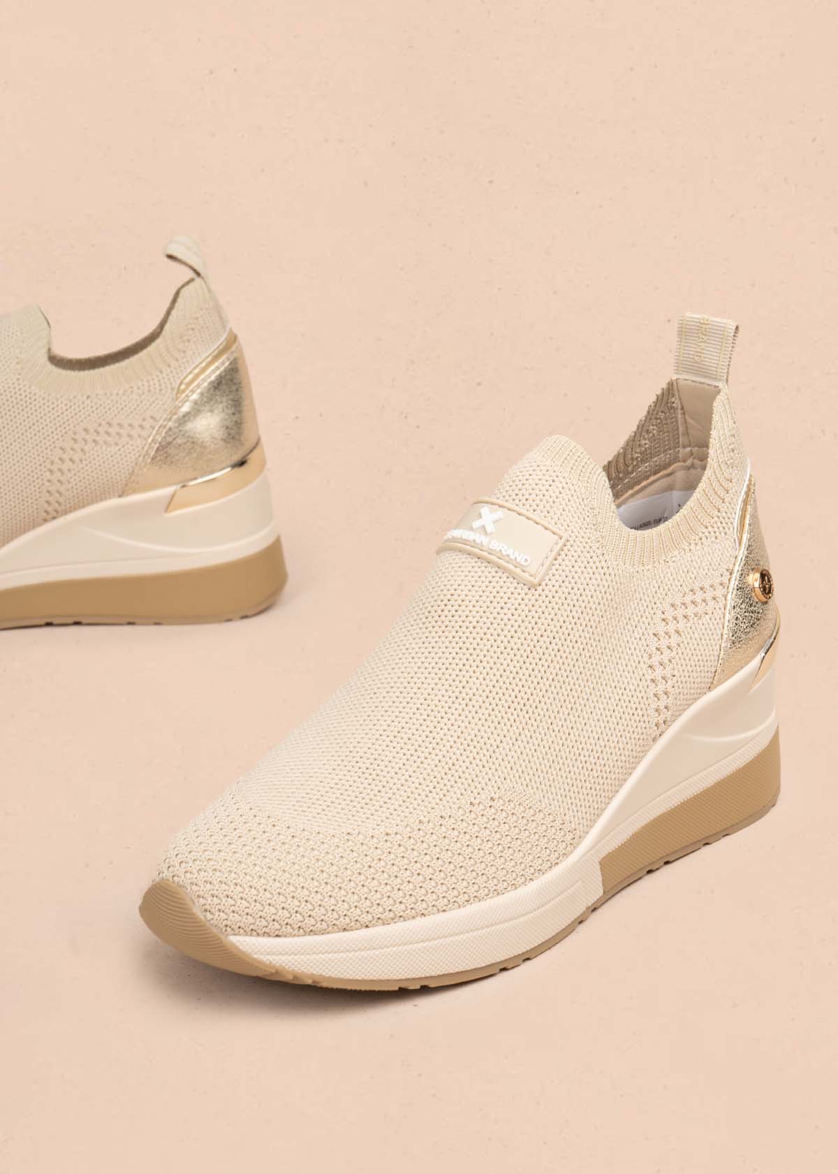 Tenis casuales color beige 105699