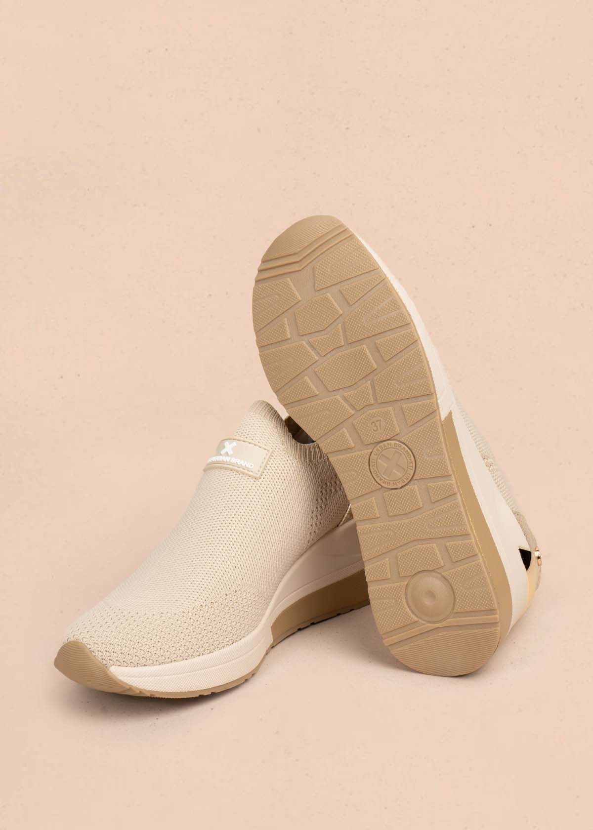 Tenis casuales color beige 105699