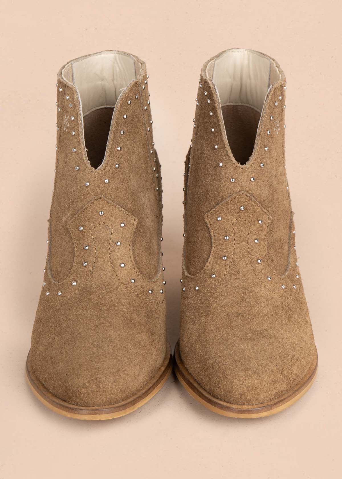 Botines en cuero color miel con taches 105599