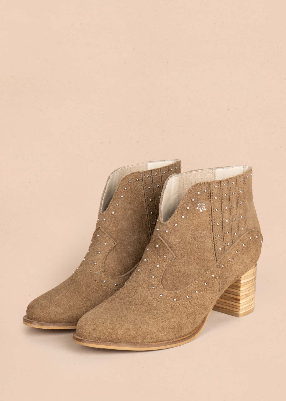 Botines en cuero color miel con taches 105599