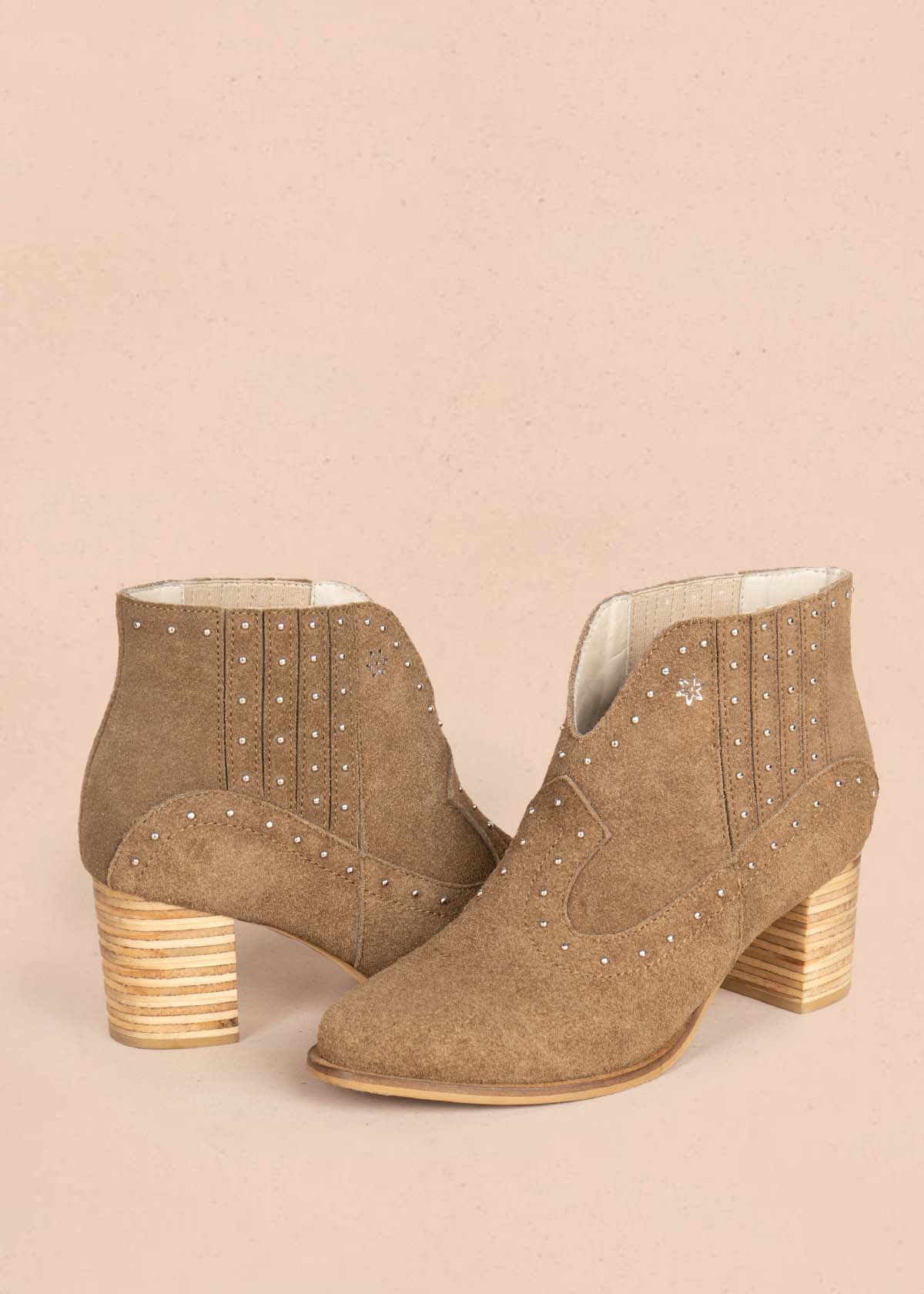 Botines en cuero color miel con taches 105599