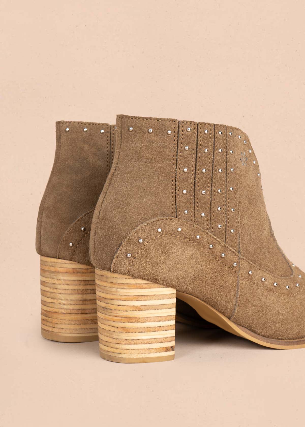 Botines en cuero color miel con taches 105599